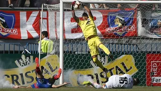 Hinchas de Colo Colo lanzaron bengalas a la cancha del “Germán Becker”