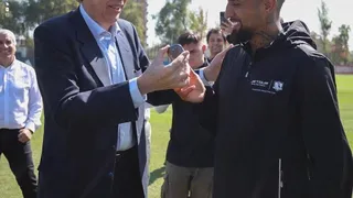 Plantel de Colo Colo recibió nuevos autos en actividad con patrocinador