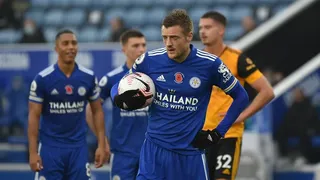 Jamie Vardy le dio el triunfo a Leicester sobre Wolves y llevó a su equipo a la cima de la Premier