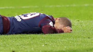 Kylian Mbappé quedó nocaut tras un choque con arquero rival