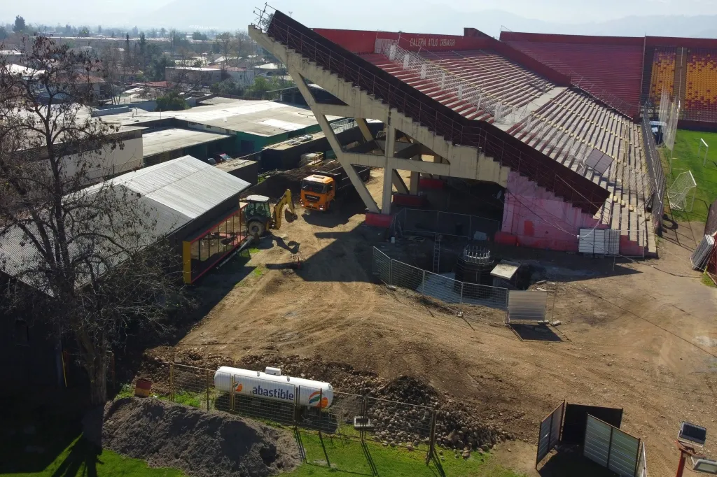 Trabajos de instalacion de torres luminarias en el estadio Santa Laura 9/9/2025