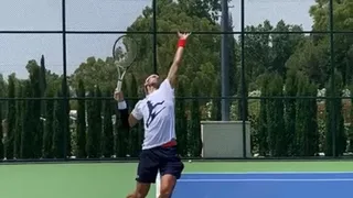 Novak Djokovic entrena en cancha dura como preparación para Wimbledon