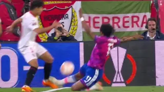 El tremendo penal que no le cobraron a Sevilla ante Juventus en la Europa League