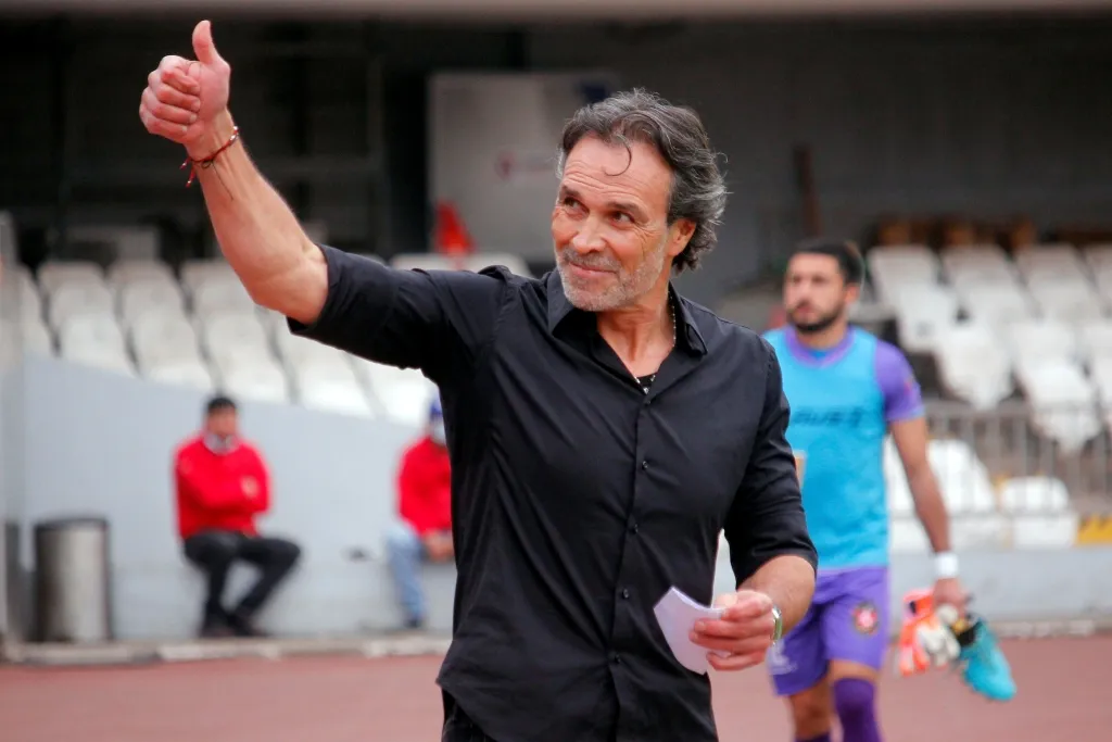 El entrenador de Deportes Limache Marcelo Ramirez, saluda durante el partido por Copa Chile contra Deportes Antofagasta realizado en el estadio Calvo y Bascuñan.