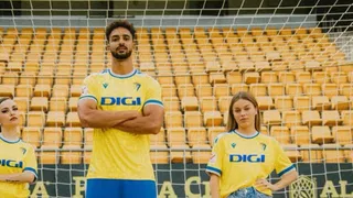 Cádiz lanzó camiseta “vintage” con guiño al “Mágico” González