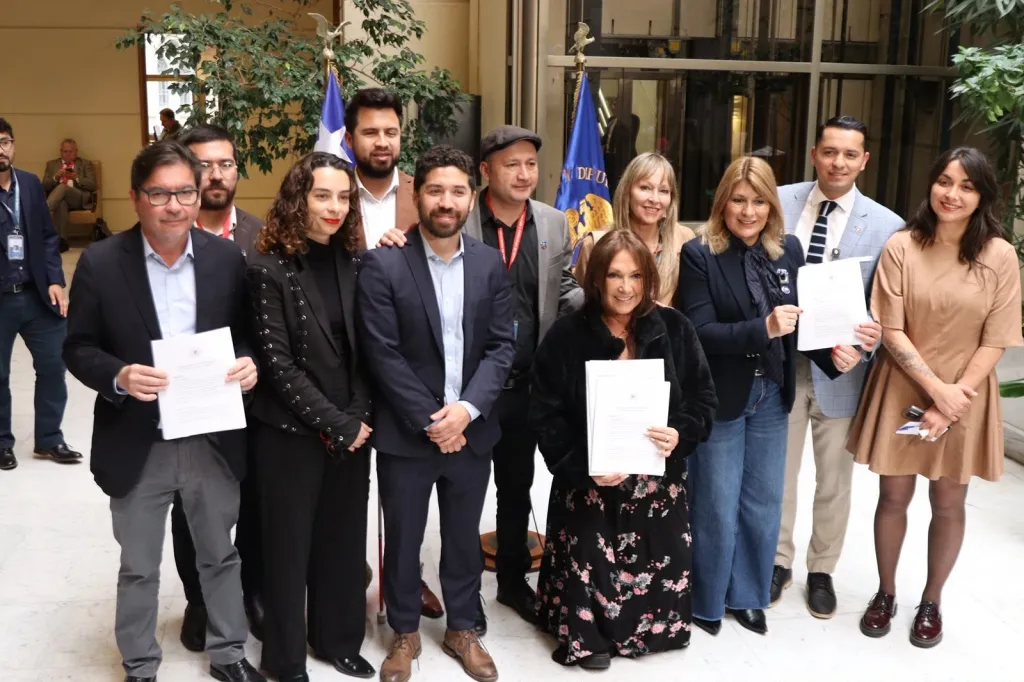La "Bancada de David Arellano" con el proyecto para la nacionalización por gracia de Mirko y Lana Jozic / ©Comunicaciones diputada Marisela Santibáñez.