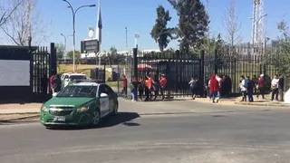 Carabineros desalojó a hinchas que invadieron el Monumental
