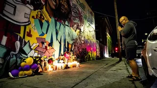 Fanáticos se reúnen en Los Angeles en mural que recuerda a Kobe Bryant y su hija