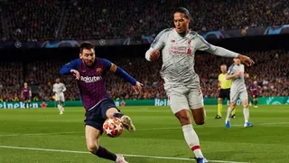 ¿Asustado? Van Dijk pidió apoyo cuando marcó a Messi y generó burlas en redes sociales