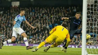 La gran tapada de Claudio Bravo ante Everton y el error que le costó un gol en contra