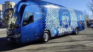 Napoli no se olvida de Maradona y presentó bus en su recuerdo