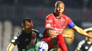 Atlético Paranaense celebró ante Vasco da Gama en duelo entre Arturo Vidal y Gary Medel