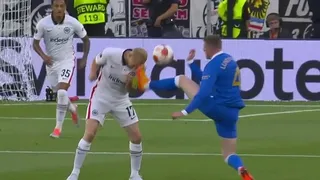 Le entraron con todo: La patada descalificadora que recibió el capitán de Eintracht Frankfurt
