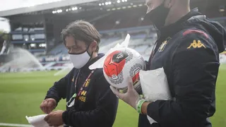 La Premier se reinició con los jugadores de Aston Villa y Sheffield United hincando la rodilla