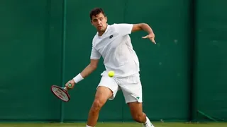 Tomás Barrios logró tremendo triunfo y quedó a un paso del cuadro principal en Wimbledon