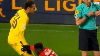 Neymar generó polémica al burlarse varias veces de sus rivales