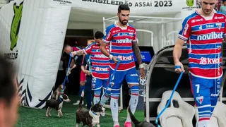 Jugadores de Fortaleza salieron con perros callejeros para que sean adoptados por hinchas
