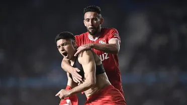 Isla celebró ante Arias el triunfo de Independiente ante Racing en el clásico de Avellaneda