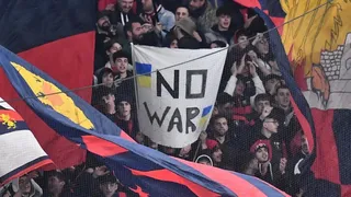 Hinchas en el Genoa-Inter desplegaron pancartas con mensajes contra la guerra en Ucrania