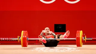 La dramática caída de Arley Méndez en el envión del levantamiento de pesas en Tokio 2020