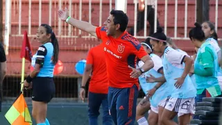 Universidad de Chile anunció la salida del técnico Carlos Véliz del equipo femenino