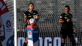 Arbitros despedidos por Castrilli analizan demandar a la ANFP