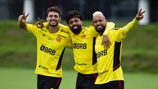 Arturo Vidal se lució con golazos en la práctica de Flamengo