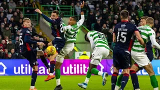 Imagen que revela la gran diferencia de estatura entre compañeros de Celtic se viralizó en redes