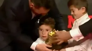 Mateo Messi se robó los focos durante entrega del Botín de Oro a su padre