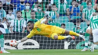 ¿Llegó el momento de Colo Colo? Advierten que continuidad de Bravo en Betis está en entredicho