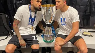 “Otra más hermanito”: Arturo Vidal y Alexis Sánchez lucieron nuevo trofeo conseguido juntos