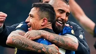 Arturo Vidal celebró con fraternal abrazo junto a Alexis Sánchez tras ganar la Supercopa de Italia