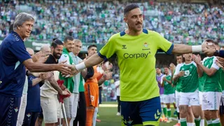 Claudio Bravo fue homenajeado en el último partido de local del Real Betis