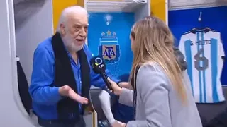 Tenso cruce: Alfio Basile echó a una periodista del camarín en la despedida de Riquelme
