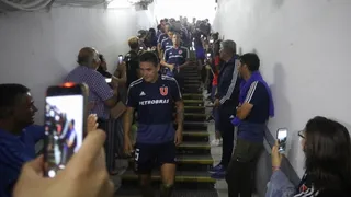 El apoyo de los funcionarios del club al plantel de la U antes del duelo con Huachipato