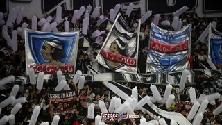 Hincha de Colo Colo cayó en un agujero celebrando el gol ante Cerro Porteño en el Monumental