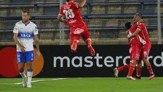 “La Franja”: U. Católica perdió con Argentinos Juniors y no levanta cabeza en la Libertadores