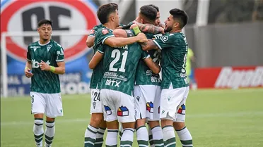 Santiago Wanderers aprovechó la ventaja numérica para batir a Antofagasta