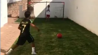 ¡Talento heredado! Cristianinho sorprendió con sus tiros libres a lo “CR7”