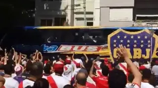 Video captó el momento del violento ataque al bus de Boca Juniors