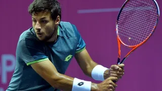 Tenista español fue descalificado de un torneo por tener agujero en el pantalón