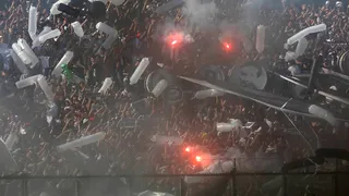 Fuegos artificiales y bengalas: El informe de Bascuñán que complica a Colo Colo tras duelo con Curicó