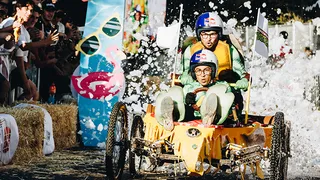 “Steel Wings Racing” ganó la carrera de “autos locos” Red Bull Soapbox