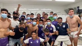 Los enloquecidos festejos de “Pajarito” Valdés y San Antonio Unido por avanzar en Copa Chile