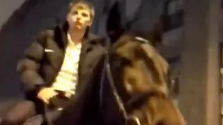 Ex estrella de Arsenal salió borracho de un club nocturno montado en un caballo