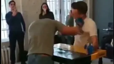 ¿Nuevo deporte? Ex peleador UFC se hizo viral por el “boxeo de mesa”