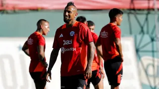 La señal de Arturo Vidal que irradia el optimismo en la selección chilena en su llegada a Paraguay