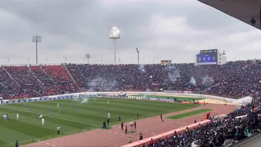 ESCÁNDALO: Barristas de U de Chile lanzaron pirotecnia a la cancha y detuvieron duelo con Audax