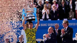 Alcaraz superó con claridad a Tsitsipas para ampliar su reinado en Barcelona
