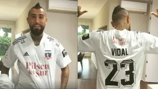 “Profe, estamos listos para entrar a la cancha”: Vidal se lució con camiseta de Colo Colo
